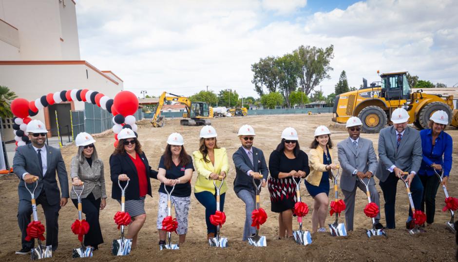 Building G Groundbreaking (group photo 1)