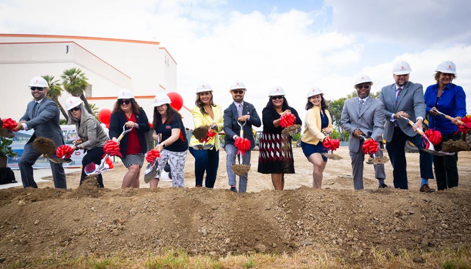 Building G Groundbreaking (group photo 2)