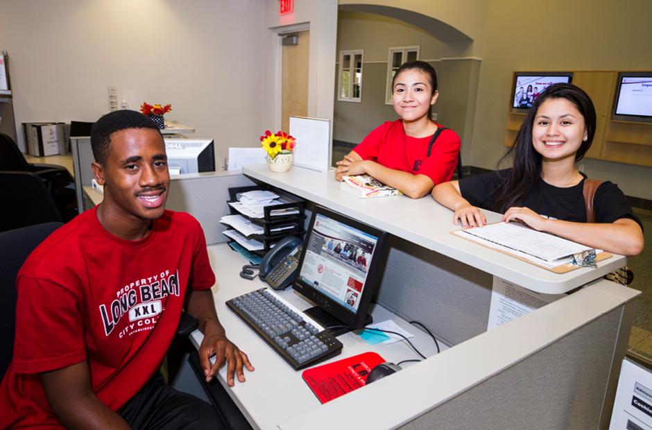 Students getting support from Admission & Aid desk in LAC building A