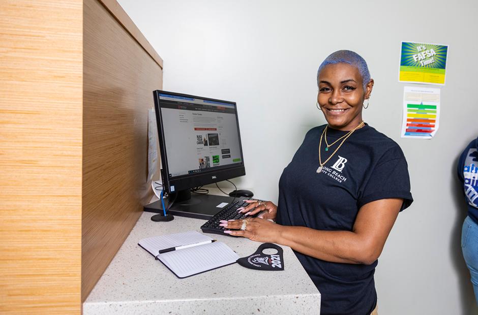 an LBCC student applying for FAFSA from college computer at the Financial Aid office