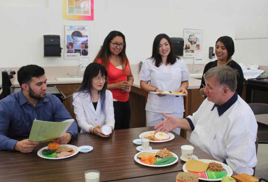 LBCC Nutrition Instructor and student in classroom